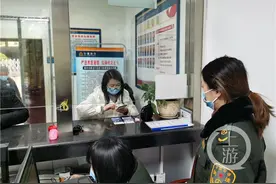 咋回事！她独自打车搞丢重要物品，老公却先给她找到了图片
