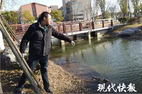 零下七八度！快递小哥跳进冰河救人图片