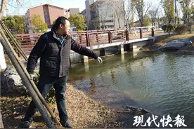 零下七八度！快递小哥跳进冰河救人图片