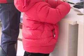 高烧40℃，婴儿被老人穿8件衣服患捂热综合征视频封面