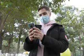 椰视频丨骑着电动车“扫街”纠错 英国小伙Alex获评海南外语标识标牌2020年12月纠错达人图片