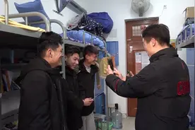 56秒｜裤子冻成“冷兵器”！聊城大学生拍摄搞笑视频受追捧 欢乐度寒冬图片