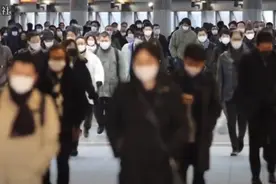日本东京都启动紧急状态首日，通勤电车依旧拥挤图片