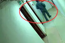 凌晨三点小区出现神秘男子，挨家挨户开锁……监控记录全过程图片