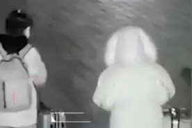 超赞“朋友力”！女生直接扛起脚受伤姐妹视频封面
