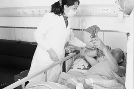 病房里，医生给病人送上一朵小红花图片