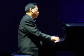 他曾写下《黑猫警长》主题曲乐谱手稿，如今再度奏响熟悉旋律图片