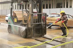 清扫路面、建设城市、外卖送餐、夜查酒驾……他们寒风中坚守岗位图片