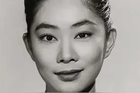 奥黛丽·赫本的粉盒、张大千的书法、韩美林的画……这位30岁才学表演的上海交大知名校友捐赠母校的藏品首次集中亮相图片