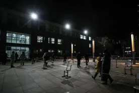 封校的教学楼里为何寒夜中灯火通明？图片