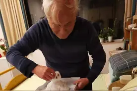 成都大爷为卧病老伴堆雪人送到床前：我们互相照顾，也有点罗曼蒂克图片