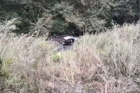 道路结冰面包车侧翻 富源县交警大队联合医护消防急速救援图片