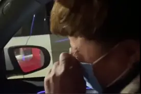 感动！妈妈看到女儿放假回家激动落泪，一直询问“是她么”图片