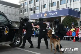 长沙特警训练基地举办开放活动 小警迷过了一把“特警瘾”图片