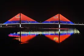 浙江舟山：海岛大桥亮灯庆祝首个“中国人民警察节”图片