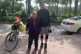 香港小伙39天骑行3000公里到北京，只为在天安门看国旗冉冉升起图片