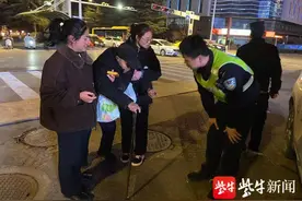 八旬老人街头摔伤，两名小姑娘扶起后向民警求助图片