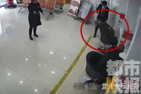 陕西一男子银行内突发疾病晕倒，众人上演“教科书式”施救图片