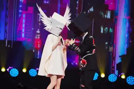 《蒙面唱将猜猜猜》将迎年度盛典，“白云”“黑土”默契对唱图片