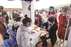 免笔试、有编制……南宁就业双选会上不少学校为揽才“放大招”图片