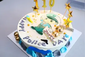 81秒｜「致敬·警察节」9岁男孩提蛋糕给警察爸爸送惊喜：“咱们一起过节”图片