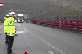 贵州鸭池河大桥上的高速交警：抗凝冻保安全视频封面
