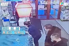 饭店女经理捞鱼落水，身边食客一把救起！网友：你捞鱼，客人捞你图片