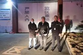 飞机正滑行起飞突响警报，原来是一男子做了这件事图片