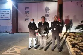 飞机正滑行起飞突响警报，原来是一男子做了这件事图片