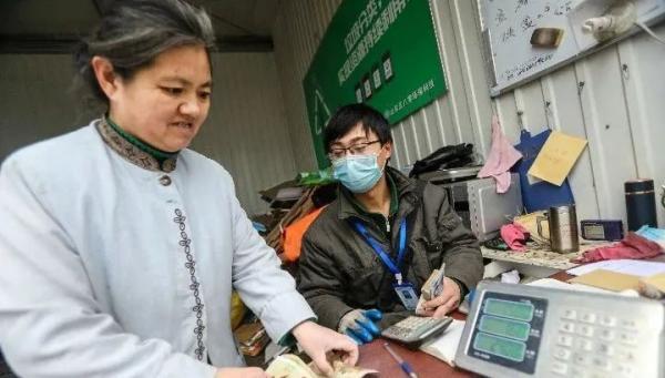 济南出现“网约收废品小哥”：每月底薪4500，有90后辞职加入