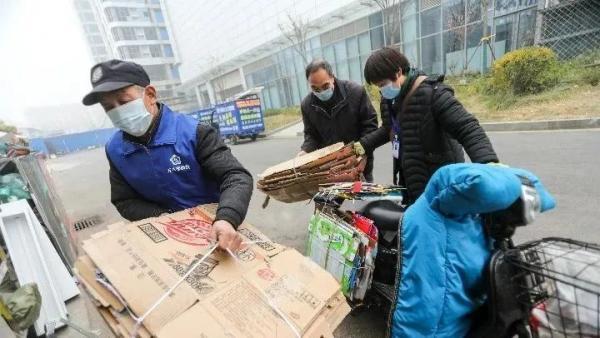 济南出现“网约收废品小哥”：每月底薪4500，有90后辞职加入