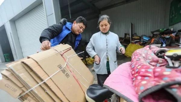 济南出现“网约收废品小哥”：每月底薪4500，有90后辞职加入