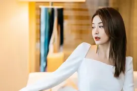 吴昕白色套装 时尚搭配更清新图片