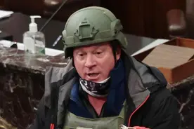美国男子穿防弹衣闯入国会大厦后被捕，曾是战斗机飞行员图片