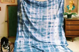 看着古香古色的扎染面料，没想到也是混过摇滚圈的图片