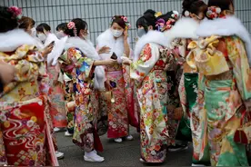 日本多地举行成人礼 美女身穿和服参加活动图片