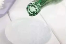 白醋和牙膏混合在一起，还有这2个好处，轻松解决家里污渍图片