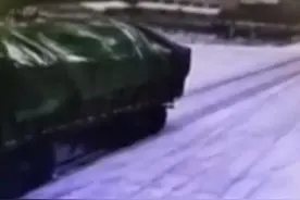 大货车雪坡溜车，危急时刻这三个临沂小伙出手了图片