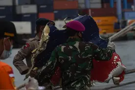 印尼失事客机黑匣子位置确认 搜救人员：“预计不会有生还者了”图片