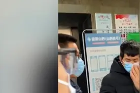医生温柔安慰等核酸报告人群，网友：最可爱的医生视频封面