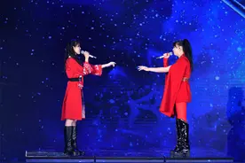 拿指挥棒唱歌的张心心勇夺《星光大道》年度总冠军图片