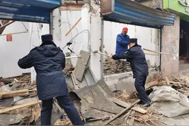 合肥老城区一违建无人认领 城管依法实施拆除图片