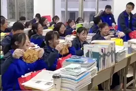 中学班主任兑现承诺，请全班46名学生吃炸鸡，孩子们笑容太可爱了图片