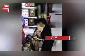 太奇葩！女子超市监控下盗窃，猪肉猪骨丢进胸口，又连塞2桶油到裤裆图片