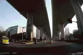上海一残疾车“抢跑”被出租车撞翻：全责并赔偿出租车损失图片