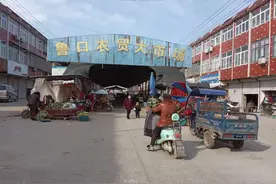 阜阳一农贸市场摆摊突然收费引质疑 收费公司法人代表为社区干部图片
