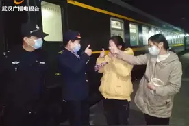 聋哑旅客丢手机，暖心车长帮找回图片