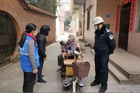 哭笑不得！小车挡路，东莞有街坊气到搬砖头放上车顶图片