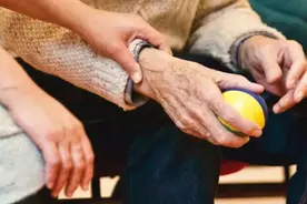 遵守规则你不行，插队砸人第一名？| 沸话图片