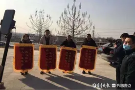 大货车溜向20米深沟，临沂仨小伙24块石头救了一条命图片